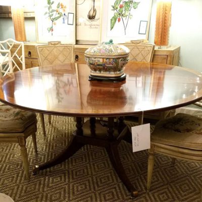 Traditional Round Dinning Table